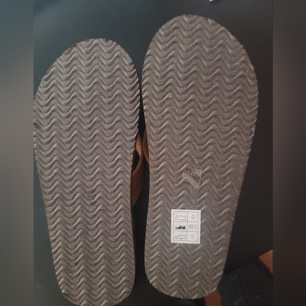 NWOT, Boys Flip flops, size 4 - Picture 2 of 2